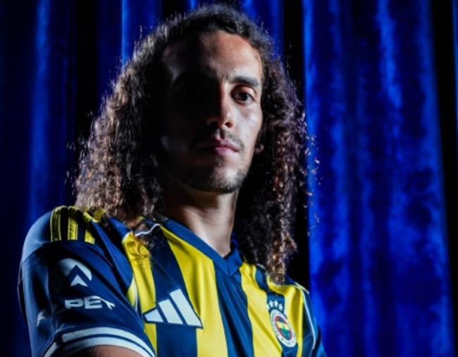 Cầu thủ tóc xoăn ra mắt chính thức trong màu áo Fenerbahce.